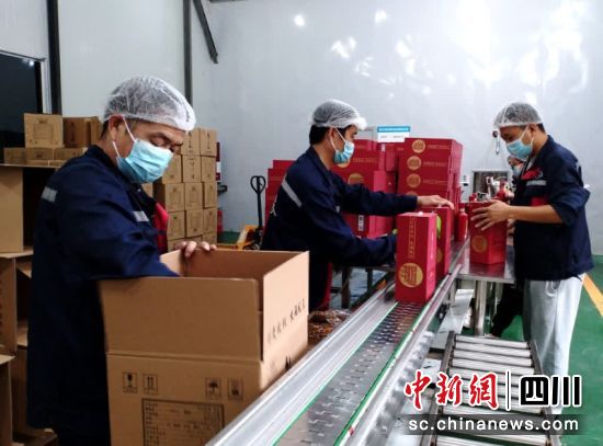 工人正在忙碌。謝義 攝 工人正在忙碌。謝義 攝