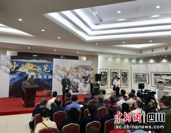 圖為妙手執畫筆·穿越大冰川——著名畫家畫冰川作品展現場。 達古冰川風景名勝區管理局供圖 圖為妙手執畫筆·穿越大冰川——著名畫家畫冰川作品展現場。 達古冰川風景名勝區管理局供圖