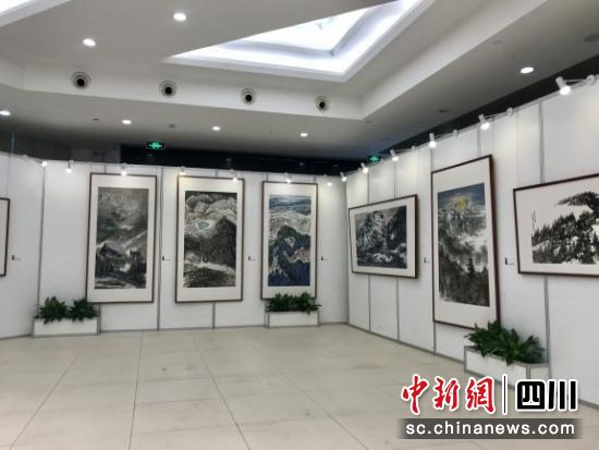 圖為妙手執畫筆·穿越大冰川——著名畫家畫冰川作品展現場。 達古冰川風景名勝區管理局供圖 圖為妙手執畫筆·穿越大冰川——著名畫家畫冰川作品展現場。 達古冰川風景名勝區管理局供圖