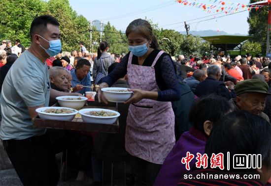 10月9日,儀隴縣日興鎮棗爾村60歲以上老人一起品嘗壩壩宴。張梓睿 攝 10月9日,儀隴縣日興鎮棗爾村60歲以上老人一起品嘗壩壩宴。張梓睿 攝