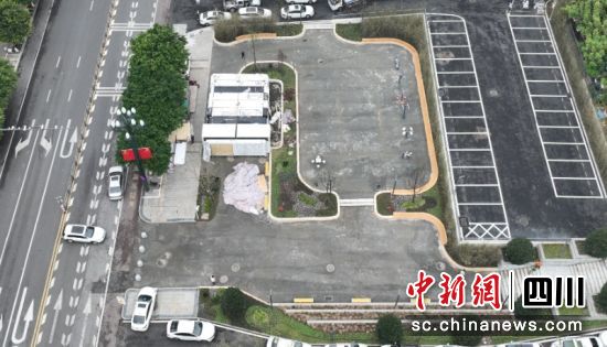 公園內的健身設施和停車位。何海翔 攝 公園內的健身設施和停車位。何海翔 攝