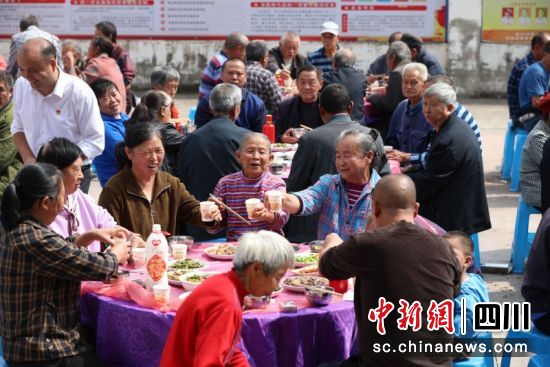 舉杯祝愿明天更美好。 羅沾 攝 舉杯祝愿明天更美好。 羅沾 攝