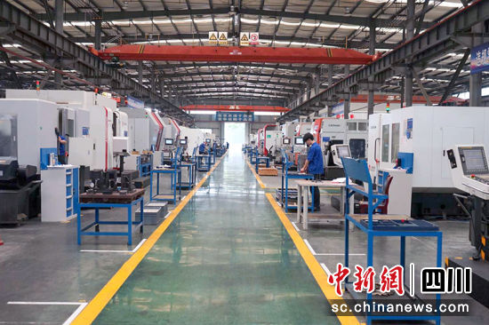 鑫坤機(jī)械制造有限責(zé)任公司葉片加工車間。 綿竹市融媒體中心供圖 鑫坤機(jī)械制造有限責(zé)任公司葉片加工車間。 綿竹市融媒體中心供圖