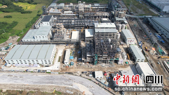 四川能投德阿鋰業(yè)有限責(zé)任公司年產(chǎn)3萬(wàn)噸鋰鹽項(xiàng)目建設(shè)現(xiàn)場(chǎng)。 綿竹市融媒體中心供圖 四川能投德阿鋰業(yè)有限責(zé)任公司年產(chǎn)3萬(wàn)噸鋰鹽項(xiàng)目建設(shè)現(xiàn)場(chǎng)。 綿竹市融媒體中心供圖