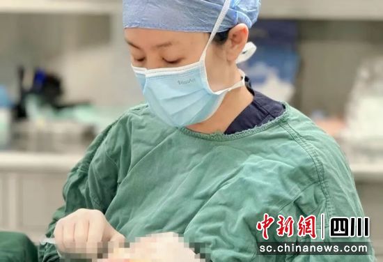 醫生正在手術。周陶誠然 攝 醫生正在手術。周陶誠然 攝