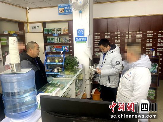 成都恒得連鎖藥房有限公司蒲江縣大塘鎮西街藥店銷售超過有效期藥品案執法檢查現場。成都市市場監管局供圖 成都恒得連鎖藥房有限公司蒲江縣大塘鎮西街藥店銷售超過有效期藥品案執法檢查現場。成都市市場監管局供圖