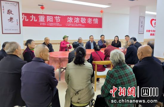 朝天區(qū)民政局、中子鎮(zhèn)人民政府組織老人們圍坐交流。朝天融媒 供圖 朝天區(qū)民政局、中子鎮(zhèn)人民政府組織老人們圍坐交流。朝天融媒 供圖