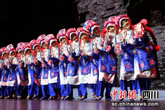 儀式現場,成都市老年大學舞蹈團隊進行表演。呂楊攝 儀式現場,成都市老年大學舞蹈團隊進行表演。呂楊攝