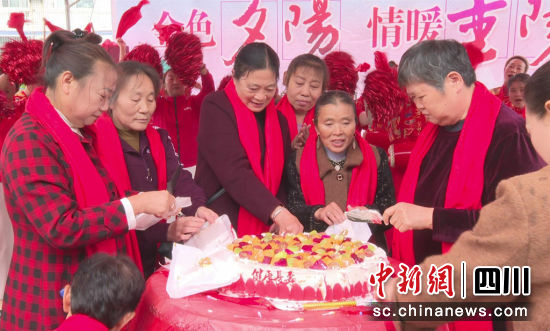 為老人舉辦集體“生日會”。長寧縣融媒體中心供圖 為老人舉辦集體“生日會”。長寧縣融媒體中心供圖