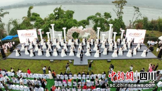 長江邊的集體婚禮。陳憶 攝 長江邊的集體婚禮。陳憶 攝