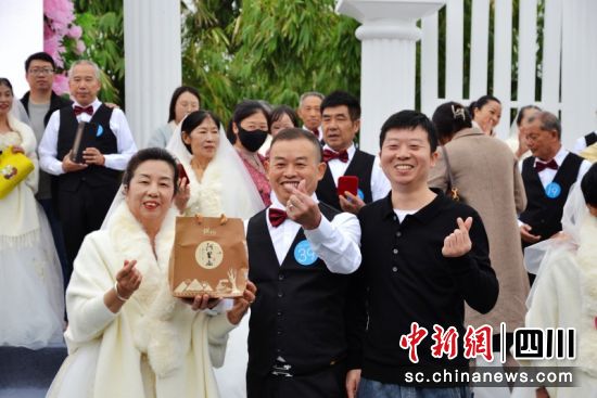 現場開心合影。陳憶 攝 現場開心合影。陳憶 攝