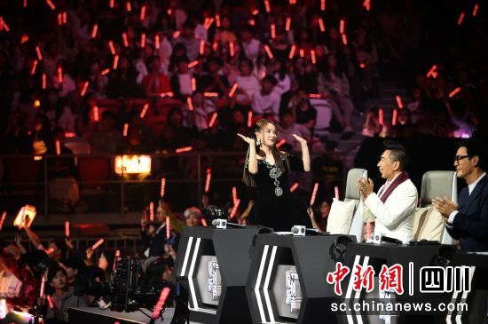谷婭溦(左一)在《原創新聲》中擔任導師。王效 攝 谷婭溦(左一)在《原創新聲》中擔任導師。王效 攝