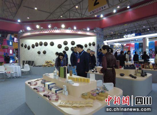 壤塘非遺精品展區(qū)。壤塘縣委宣傳部供圖 壤塘非遺精品展區(qū)。壤塘縣委宣傳部供圖