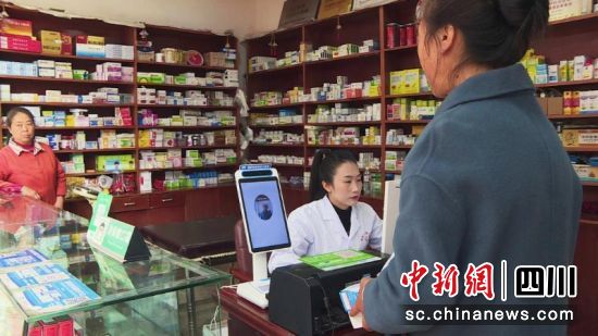 群眾通過刷臉進行醫保結算支付。李媛媛 攝 群眾通過刷臉進行醫保結算支付。李媛媛 攝