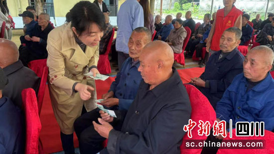 慰問現場。邛崍市委統戰部供圖 慰問現場。邛崍市委統戰部供圖