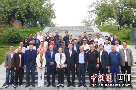 成立大會后與會嘉賓合影留念。四川國際標(biāo)榜職業(yè)學(xué)院供圖 成立大會后與會嘉賓合影留念。四川國際標(biāo)榜職業(yè)學(xué)院供圖