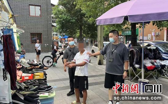 嫌疑人指認(rèn)作案現(xiàn)場(chǎng)。榮縣警方 供圖 嫌疑人指認(rèn)作案現(xiàn)場(chǎng)。榮縣警方 供圖