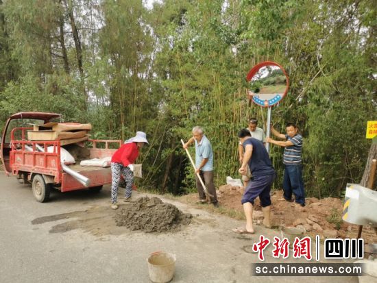安裝轉角凸透鏡。 蔣沁眙 攝 安裝轉角凸透鏡。 蔣沁眙 攝
