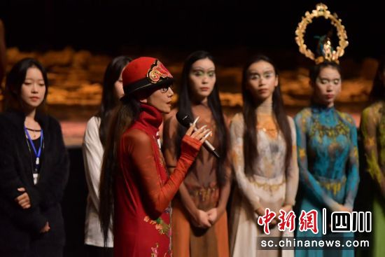 楊麗萍介紹作品《春之祭》。成都城市音樂廳 供圖 楊麗萍介紹作品《春之祭》。成都城市音樂廳 供圖