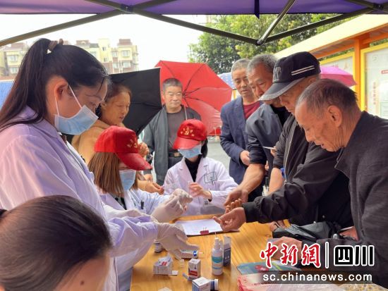 對老人開展一對一基礎健康檢查。張子杰 攝 對老人開展一對一基礎健康檢查。張子杰 攝