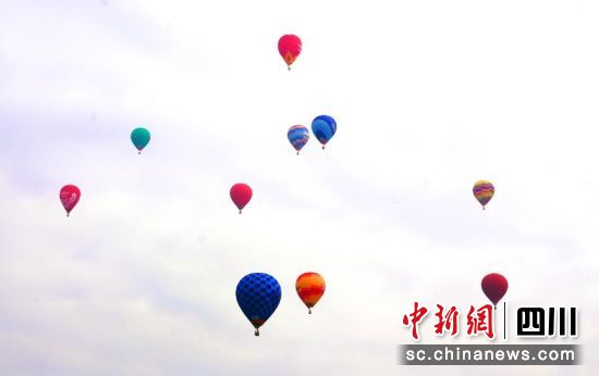 開幕式現(xiàn)場的熱氣球飛行表演。任海霞 攝 開幕式現(xiàn)場的熱氣球飛行表演。任海霞 攝