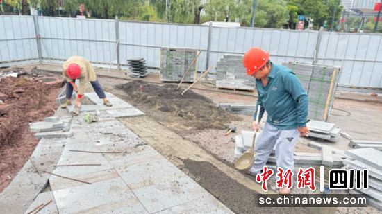 工人鋪設石板磚。何海翔 攝 工人鋪設石板磚。何海翔 攝