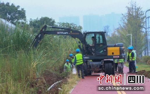 嘉陵江風景綠道順慶示范段正在預埋電纜光纖。順慶區融媒體中心供圖 嘉陵江風景綠道順慶示范段正在預埋電纜光纖。順慶區融媒體中心供圖