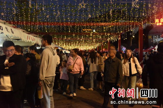 青川美食集市游客絡繹不絕。青川融媒 供圖 青川美食集市游客絡繹不絕。青川融媒 供圖