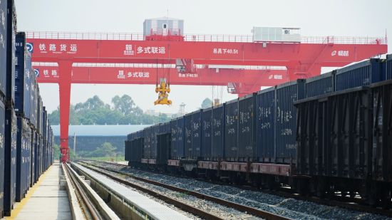 貨運列車進站裝卸。 貨運列車進站裝卸。