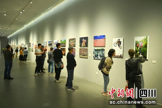 北京攝影函授學院(四川)建院四十周年攝影作品展吸引了不少攝影愛好者觀展。記者 劉忠俊 攝 北京攝影函授學院(四川)建院四十周年攝影作品展吸引了不少攝影愛好者觀展。記者 劉忠俊 攝