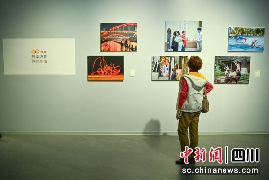 北京攝影函授學院(四川)建院四十周年攝影作品展吸引參觀者。記者 劉忠俊 攝 北京攝影函授學院(四川)建院四十周年攝影作品展吸引參觀者。記者 劉忠俊 攝