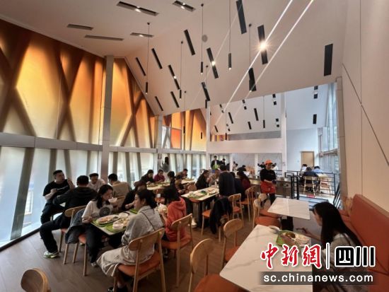 正在用餐。張靜 攝 正在用餐。張靜 攝