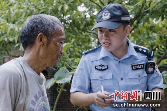 李西在工作中。射洪公安供圖 李西在工作中。射洪公安供圖