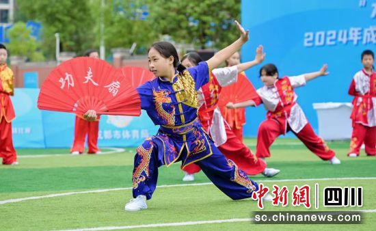 成都市第十三屆中小學(xué)生武術(shù)集體比賽20日舉行。 成都市體育局供圖 成都市第十三屆中小學(xué)生武術(shù)集體比賽20日舉行。 成都市體育局供圖