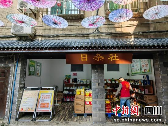 品類繁多的日雜社。李靜 攝 品類繁多的日雜社。李靜 攝