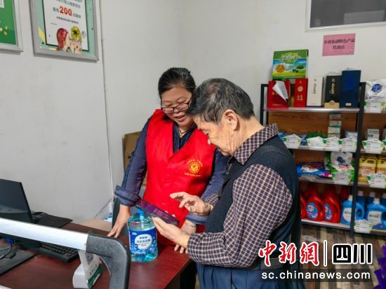 正在付款。李靜 攝 正在付款。李靜 攝