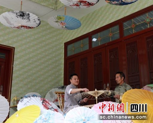 古法制作油黃傘。敘永縣融媒體中心供圖 古法制作油黃傘。敘永縣融媒體中心供圖