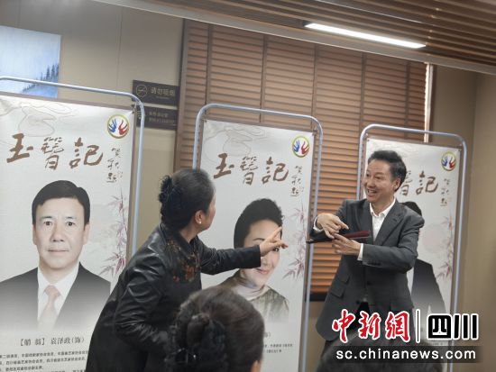 男主角肖德美和女主角楊美現場搭戲演繹。唐倩 攝 男主角肖德美和女主角楊美現場搭戲演繹。唐倩 攝