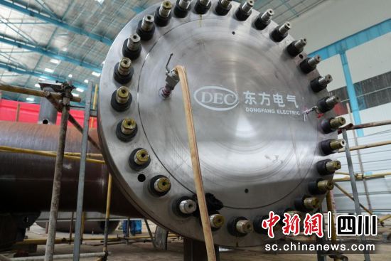 7月10日,世界首臺(tái)500兆瓦沖擊式水電機(jī)組配水環(huán)管首個(gè)岔管順利通過(guò)水壓試驗(yàn)。 德陽(yáng)市委宣傳部供圖 7月10日,世界首臺(tái)500兆瓦沖擊式水電機(jī)組配水環(huán)管首個(gè)岔管順利通過(guò)水壓試驗(yàn)。 德陽(yáng)市委宣傳部供圖