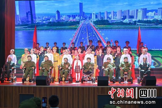 “初心不改 奮斗不止”文藝晚會現(xiàn)場。記者 劉忠俊 攝 “初心不改 奮斗不止”文藝晚會現(xiàn)場。記者 劉忠俊 攝