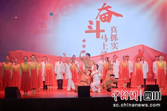 “初心不改 奮斗不止”文藝晚會演出現(xiàn)場。記者 劉忠俊 攝 “初心不改 奮斗不止”文藝晚會演出現(xiàn)場。記者 劉忠俊 攝