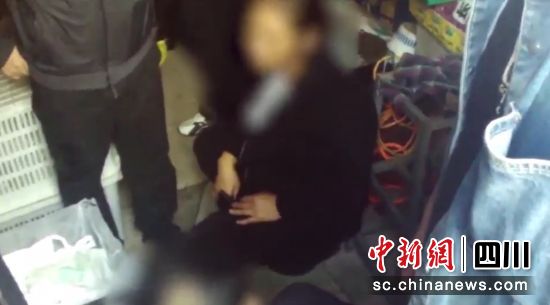 抓獲嫌疑人現場。自流井警方 供圖 抓獲嫌疑人現場。自流井警方 供圖