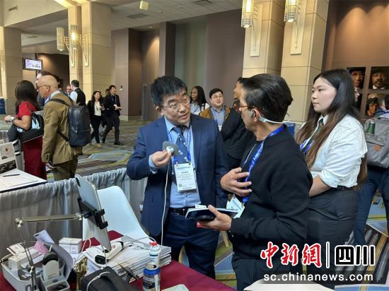 宋海波在展示區域與美國學者交流互動。劉昊天 攝 宋海波在展示區域與美國學者交流互動。劉昊天 攝