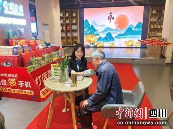 中國電信四川公司各大營業(yè)廳攜手當(dāng)?shù)厣鐓^(qū)舉辦以“敬老愛老 情暖金秋”為主題的“愛心翼站”公益活動(dòng)。中國電信四川公司供圖 中國電信四川公司各大營業(yè)廳攜手當(dāng)?shù)厣鐓^(qū)舉辦以“敬老愛老 情暖金秋”為主題的“愛心翼站”公益活動(dòng)。中國電信四川公司供圖