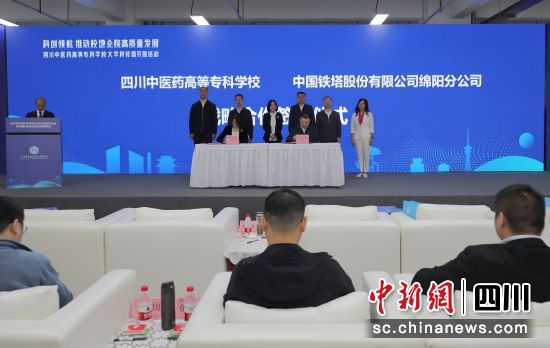 現場簽約。 蔣昊君 攝 現場簽約。 蔣昊君 攝