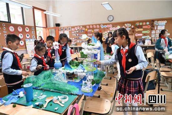 未來智能社區(qū)—工程制作創(chuàng)意比賽現(xiàn)場。記者安源 攝 未來智能社區(qū)—工程制作創(chuàng)意比賽現(xiàn)場。記者安源 攝