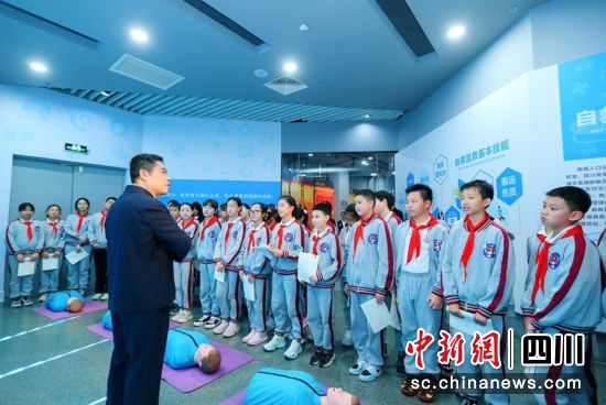 學(xué)生們正在上心肺復(fù)蘇體驗(yàn)課。四川應(yīng)急供圖 學(xué)生們正在上心肺復(fù)蘇體驗(yàn)課。四川應(yīng)急供圖