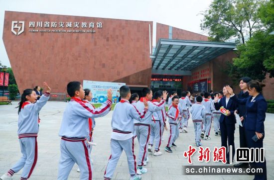 學(xué)生走進(jìn)四川省防災(zāi)減災(zāi)教育館上課。四川應(yīng)急供圖 學(xué)生走進(jìn)四川省防災(zāi)減災(zāi)教育館上課。四川應(yīng)急供圖