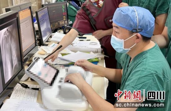 國產(chǎn)泛血管機(jī)器人全流程輔助冠脈介入手術(shù)。成都市第三人民醫(yī)院 供圖 國產(chǎn)泛血管機(jī)器人全流程輔助冠脈介入手術(shù)。成都市第三人民醫(yī)院 供圖