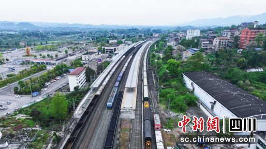 大修期間襄渝線渠縣站列車安全平穩(wěn)運行。張耀川 攝 大修期間襄渝線渠縣站列車安全平穩(wěn)運行。張耀川 攝
